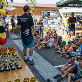 🔧🚴♀️ Blick hinter die Kulissen!
Noch sind Ferien – aber bei uns laufen die Vorbereitungen fürs Kinderradrennen schon auf Hochtouren:
📦 Startnummern sortieren
🏆 Pokale & Medaillen vorbereiten
🍰 Kuchenbuffet planen
🚧 Straßensperre organisieren
…damit am 31. August alles bereit ist, wenn die Kids an den Start gehen! 
👉 Der RFV Weibern im Zeichen der Kinder– für einen unvergesslichen Renntag!
#kinderradrennen #bewegtekinder #radsportfürkinder
