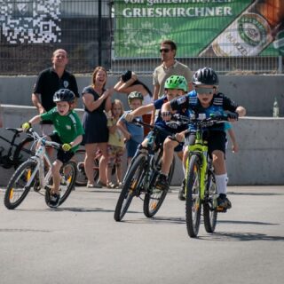 ⏳🚴♀️ Nur noch 1 Woche! 🚴♂️🎉
In genau 7 Tagen fällt der Startschuss zum Kinderradrennen Weibern! 🏁
Am 31. August heißt es wieder: Strahlende Kinderaugen, spannende Rennen, Medaillen, Pokale & ein buntes Rahmenprogramm.
👉🏽 Anmeldung noch möglich per Mail an: anmeldung@rfv-weibern.at
Wir können’s kaum erwarten – seid ihr dabei?
#kinderradrennen #bewegtekinder #radsportfürkinder