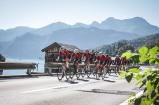 @king_of_the_lake_attersee 2025 👑 - ein erfolgreicher Tag für 18 Starter und Starterinnen des RFV 💪
Bei perfekten Bedingungen wagte sich Roman Pröslmayr alleine auf die 47km rund um den Attersee und bewältigte sie in 1:24:13 🚀
Raphael Schauer, Reinhard Olzinger, Lukas Brandstetter & Thomas Mitter (1:07:36) und Roland Weiß, Sebastian Hamedinger, Matthäus Höftberger & David Müller (1:15:25) stellten jeweils im 4er-Team sehr starke Zeiten auf 🚴🏼♂💨
Und als erneut einziges Damenteam in der 10er-Wertung konnten Sophie Amesberger, Bianca Wiesinger, Magdalena Minniberger, Andrea Zambelli, Katrin Feischl, Veronika Pöstlberger, Julia Mitter, Cordula Benetseder und Rita Eichlehner ihre Vorjahreszeit weiter verbessern 💪🚴♀️🚀
Danke an das @atterbiker.racingteam für diese erneut grandiose Veranstaltung - wir freuen uns jetzt schon auf nächstes Jahr 🚣🏼♀👑🚴🏼♂️