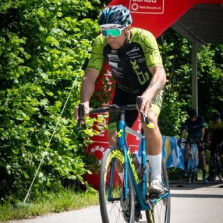 Warum Bike The Lies?🤔

✔️ 21,8 km Zeitfahren auf ehemaliger Bahntrasse
✔️ 100 % gesperrte Strecke
✔️ fordernd profiliert
✔️ Einzel-, Team- & Vintage-Wertung
✔️ gut gefülltes Startersackerl 
✔️ kostenlose Profi-Rennfotos

Am Ende zählt nur eines:
Du gegen die Uhr.

👉🏽 Hast du deinen Startplatz schon gesichert? Anmeldelink in der BIO 

#zeitfahren #zeitfahrcup #rennrad #timetrial #teamtimetrial