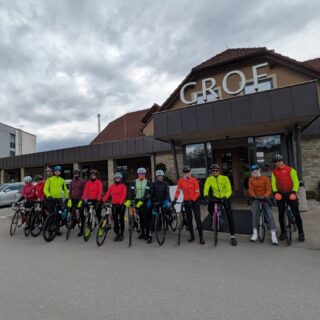 RFV Trainingslager Slowenien 26.-29.03.2026
Anreise im Schneetreiben, Slowenien im Regen – und am Ende war’s viel besser als erwartet!“ ❄️🌧️➡️😄
Donnerstag ging’s los … zumindest theoretisch. Praktisch sind wir erstmal in Kärnten gestrandet. Auf der Autobahn herrschte nämlich Winter Wonderland und kurz dachten wir, wir hätten die Ski statt der Räder einpacken sollen. ⛷️😂
In Slowenien angekommen erwarteten uns Regen, Wolken und eine Wettervorhersage, die eher nach Wellnesshotel als Rennradtraining klang. Also stand am Freitagvormittag erstmal eine Laufeinheit am Programm – wenn das Rad Pause macht, wird eben gelaufen. 🏃♀️🏃♂️
Am Nachmittag wurde es dann tatsächlich trocken und wir konnten endlich die erste Radeinheit starten. 🚴♀️🌥️
Der Samstag brachte unsere Königsetappe: 130 km, 2600 hm, 4 Anstiege – und irgendwo zwischen Steigung zwei und drei wurde kurz die Existenz hinterfragt. Dafür gab’s Sonnenschein, traumhafte Ausblicke und das Gefühl: Okay, das wird richtig gut! 😅🔥
Und weil nach so viel Höhenmeter eine Belohnung Pflicht ist, gab’s auf der Rückfahrt den Klassiker: Krapfen‑Stopp in Trojane! 🍩
Am Sonntag dann noch ein entspanntes Ausrollen – wie immer brav in zwei Gruppen. 🚴♂️🚴♀️
Ein riesiges Dankeschön geht an unseren Organisator Matthäus, der trotz Schnee, Regenradar, Zwischenstopp in Kärnten und zweifelhafter Prognosen alles perfekt geplant hat. 🙌
RFV Trainingslager in Zahlen 📊
Tag 1: 71 km und 631 hm
Tag 2: 79 km und 1347 hm
Tag 3: 131 km und 2600 hm
Tag 4: 74 km und 740 hm
Gesamt ca. 355 km und 5300 hm
Slowenien – wir kommen wieder 🫶🏻🇸🇮