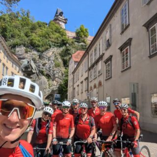 RFV Ausflug 25.+26.04.2026 🚴‍♂️🚴‍♀️ nach Wien kommt Graz

Nach dem erfolgreichen Radausflug im letzten Jahr war klar: das machen wir wieder.
Dieses Mal ging’s mit 12 motivierten Rennradler von Weibern über Eisenerz nach Graz.

Landschaftlich ein Traum 🌄, das Ennstal von seiner schönsten Seite, eine wohlverdiente Mittagsrast im Gastgarten 🍽️ und als Tagesabschluss: Eisenerz mit Blick auf den Erzberg.

Die Unterkunft? Oben am Berg, denn wozu gemütlich ausrollen, wenn man sich die Bergwertung zum Schluss noch verdienen kann. 😅⛰️

Am zweiten Tag trennten sich die Wege:
Zwei der Pedalritter entschieden sich für den direkten Heimweg – das heißt: gegen den Wind. Respekt. 💨👏
Der Rest der Truppe nahm Graz ins Visier.

Alles, was am Vortag mühsam bergauf erkämpft wurde, ging zum Wachwerden erst einmal bergab 🥶
Bevor es dann ernst wurde.
Der erste und einzig wirklich erwähnenswerte Anstieg des Tages: der Präbichl. ⛰️🔥

Danach rollte die Truppe über Leoben, Bruck an der Mur und Gratkorn dem Ziel entgegen – Meter machen, Kurbeln drehen, Grinsen ins Gesicht. 😎
In Graz angekommen gab´s Pizza und Snacks um die leeren Speicher aufzufüllen 🍕🥨.
Zurück ging’s gemütlich mit dem Zug nach OÖ. 🚆

Fazit: Wieder ein richtig gelungenes Rennrad‑Wochenende mit allem, was dazugehört – Höhenmeter, Rücken- & Gegenwind, Teamgeist und viel Humor.

🙏 Danke an Matthäus für die top Organisation – der Radausflug 2027 kann kommen.
#Teamride #Unsupported #BergUndTal #PizzaIstAuchSport

📊 Zahlen – Daten – Fakten
Tag 1: 160 km / 2.300 hm
Tag 2: 110 km / 900 hm
➡️ Gesamt: ca 270 km / 3.200 hm