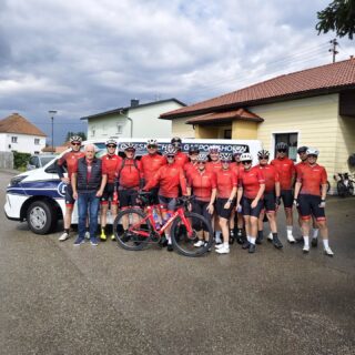 🚴♂️ RFV-Radtage 2026 – Bayerntour 🚴♀️
Fünf unvergessliche Tage liegen hinter uns: Von Simbach am Inn über den Chiemsee, das Sudelfeld, Berchtesgaden, die Roßfeld-Panoramastraße und Postalm bis nach Bad Ischl führte uns die diesjährige Bayerntour - also durch einige der schönsten Regionen Bayerns und des Salzkammerguts. ☀️⛰️
Trotz kurzer Wettereinlage war uns das Glück hold und die Sonne meist unser treuer Begleiter. Neben sportlichen Herausforderungen mit insgesamt rund 520 km und 6.800 Höhenmetern kamen auch Genuss und Geselligkeit nicht zu kurz – mit Eisstopp am Chiemsee, Gesangseinlagen am Abend, gemeinsamem Radputzen in Inzell und der ein oder andere Geburtstag wurde gefeiert🍦🎶🍻🎂
Ein großes Dankeschön an alle Teilnehmer für die tolle Gemeinschaft, Alois für die Unterstützung im Begleitfahrzeug und natürlich Andi für die Organisation! 👏
Statistik
Tag 1: Weibern – Simbach/Inn, 65 km / 630 Hm
Tag 2: Simbach – Rosenheim, 123 km / 1.150 Hm
Tag 3: Rosenheim – Inzell, 135 km / 1.800 Hm
Tag 4: Inzell – Bad Ischl, 132 km / 2.600 Hm
Tag 5: Bad Ischl – Weibern, 70 km / 600 Hm