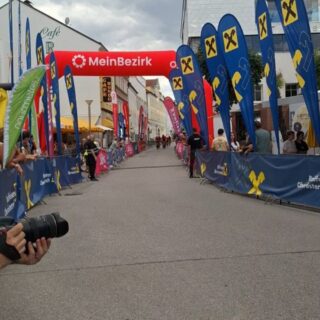 24h RADMARATHON GRIESKIRCHEN

Alle Jahre wieder packen wir unsere sieben Sachen und fahren nur ein paar Kilometer zu unseren Lieblingsnachbarn um dort eine schöne unruhige Nacht zu verbringen 😁

Mit einem Riesenstarterfeld aus den RFV-Reihen können wir auf ein erfolgreiches Wochenende mit brennenden Waden, pfeifenden Lungen und glücklichen Gesichtern zurückblicken 💪🏼🚴🏼‍♀️ Der Zustand des 🍑 bleibt lieber unkommentiert.

Gratulation an @melissamairboeck zu einer Maschinenleistung (ganz ohne Defekt) von weiiit > 600km und damit Aufnahme in die Halle of Fame 💣🤯

Ebenfalls extrem stark unser 4er Team mit @ebner.samuel, @reiniolzinger, Raphi & Norbert die sich bis zum Schluss in der Top-Gruppe gebattled haben 🦿💪🏼

Und am Ende konnte auch unser Big Team einen großen Erfolg feiern. Und wir reden nicht davon, dass alle köstlichen Marillenknödel von @cordula_bene erfolgreich verputzt würden 🤤 Mit einer starken Mannschaftsleistung ging es heuer auf das Podest 🥉

Gratulation auch an all unsere Starter des 3h und 6h-Rennens! 💪🏼

Danke für eine wieder Mal Top-Veranstaltung @rcgrieskirchen 🤗