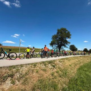 Ein echtes Highlight und mittlerweile fixer Bestandteil im Ferienprogramm der Gemeinde Weibern war auch heuer wieder die Kids-Radausfahrt nach Haag am Hausruck. 🚴☀️
31 Kinder und 6 Betreuer machten sich gemeinsam auf den Weg von Weibern via Haager Lies nach Haag. Dort warteten jede Menge Action und Spaß: Am Pumptrack und beim Geschicklichkeitsparcours konnten die Kids ihr Können unter Beweis stellen. Ein herzliches Dankeschön an die FahrRad Beratung OÖ für das Ausleihen des "Radfüchse" Parcours👏
Den gelungenen Abschluss bildete ein gemütliches Knackergrillen, bei dem sich alle nach dem abwechslungsreichen Nachmittag stärken konnten.
Ein gelungener Tag mit viel Bewegung, Spaß und tollen gemeinsamen Momenten – für Groß und Klein! 😊
@upperaustria @klimabuendnis_ooe @haagerlies_geh_und_radweg
#fahrradberatungoö #kinderferienprogramm