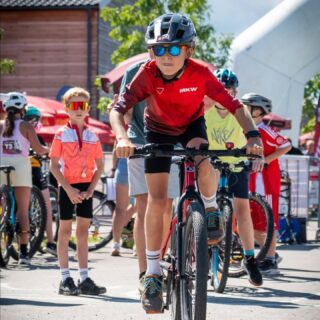 🚴♀️ Kinderradrennen Weibern 2026 🚴♂️
Am Sonntag, 6. September 2026, ist es so weit: Unser beliebtes Kinderradrennen findet wieder statt! 🏁
Alle jungen Radfahrerinnen und Radfahrer sind herzlich eingeladen, dabei zu sein und ihr Können auf dem Rad bzw. Laufrad zu zeigen. Dabei stehen natürlich der Spaß an der Bewegung und das gemeinsame Erlebnis im Vordergrund! 😊
📝 Die Anmeldung ist ab sofort möglich: 👉🏽 Link in der BIO
Wir freuen uns auf viele begeisterte Nachwuchs-Radlerinnen und -Radler sowie zahlreiche Fans an der Rennstrecke! ❤️