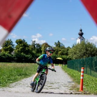 🚴♀️ Kleine Rennfahrer – ganz große Momente! 🏁
Beim Kinderradrennen in Weibern stehen vor allem Spaß am Radfahren und ein tolles Rennerlebnis im Mittelpunkt! 🤩🚲
Vom Laufrad bis zum Fahrrad – alle Kids sind willkommen und natürlich gibt’s wieder eine Medaille für alle Starter:innen! 🥇
📅 Sonntag, 6. September
👉 Anmeldung: Link in der BIO!
#kidsonbikes #kinderradrennen #rfvweibern1897 #stolzeeltern #radfahren