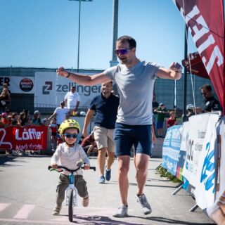🚴‍♀️ Was für ein Kinderradrennen! 🚴‍♂️☀️

Knapp 170 Kinder waren gestern bei traumhaftem Spätsommerwetter am Start und sorgten für richtig tolle Stimmung! 🤩

Spannende Rennen, viele strahlende Gesichter und danach ein gemütlicher Frühschoppen – so macht Vereinsleben Spaß! ❤️

Ein riesiges DANKE an alle Kinder, Eltern, Helfer:innen, Sponsoren und Besucher, die diesen tollen Tag möglich gemacht haben! 🙌

📸 Weitere Fotos vom Kinderradrennen folgen im Laufe der Woche auf unserer Homepage!

#rfvweibern #kinderradrennen #weibern #radsport #nachwuchs